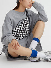 Tasche mit beschrifteten Gitterriemen